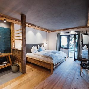 Zimmer mit Kingsize-Bett
